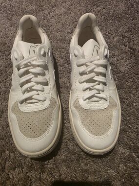 Veja Unusex Casual Lace-Up Sneakers in Off-White